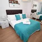 Modern Apt Walking Distance To Shops And Beach