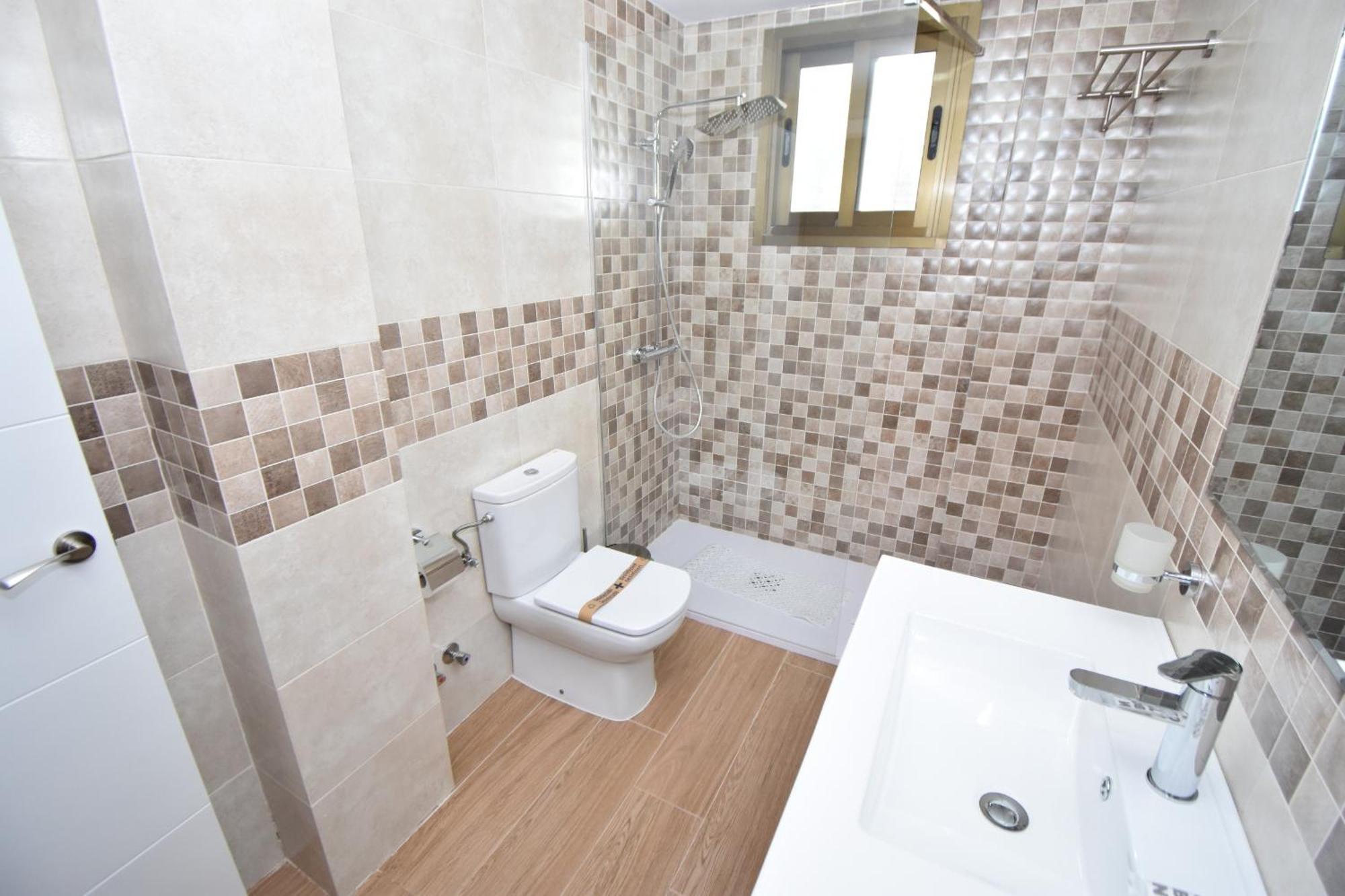 Modern Walking Distance To Shops And Apartment *
