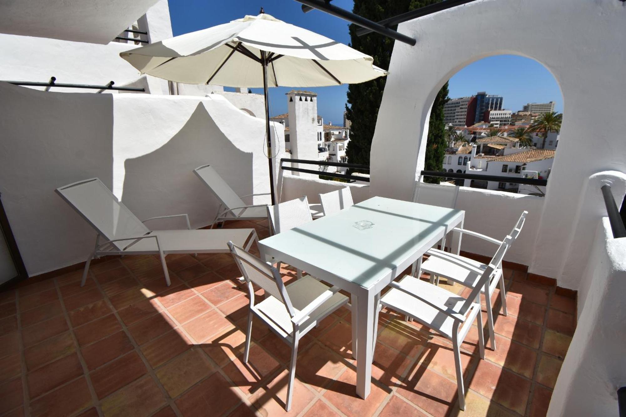 Modern Walking Distance To Shops And Apartment