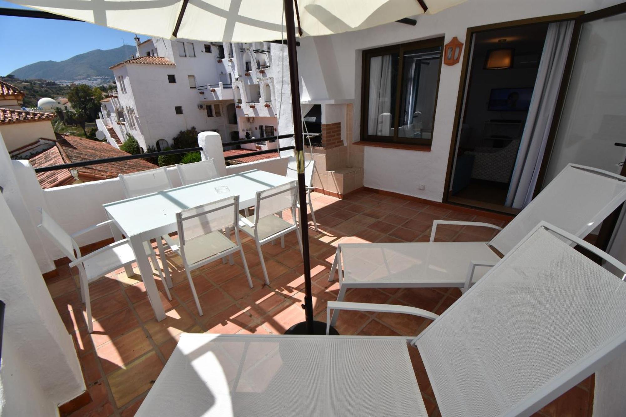 Modern Walking Distance To Shops And Apartment